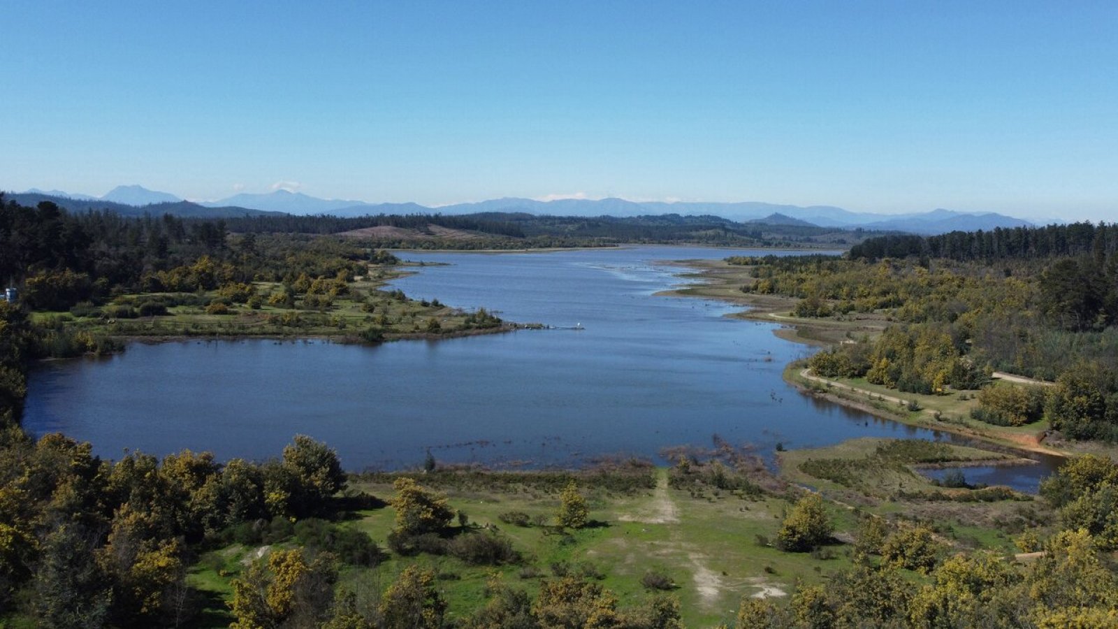 Lago Peñuelas. Reservas nacionales. Parques cerrados en elecciones 2024.