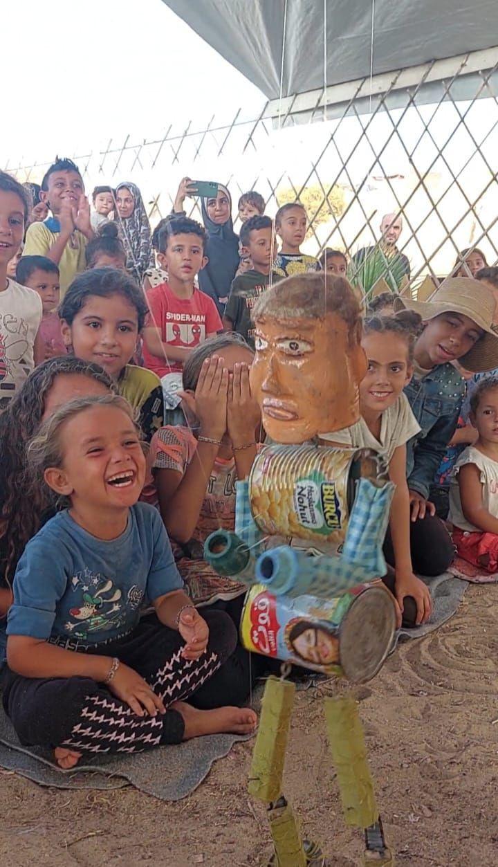 Niños en Gaza se divierten con un espectáculo de títeres