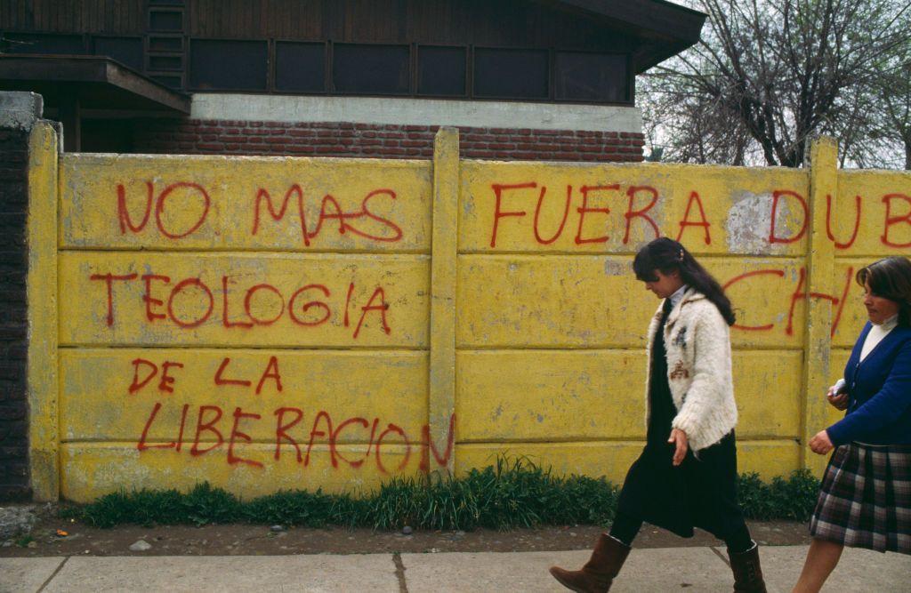 Graffiti en contra de la teología de la liberación en Chile, años 80.