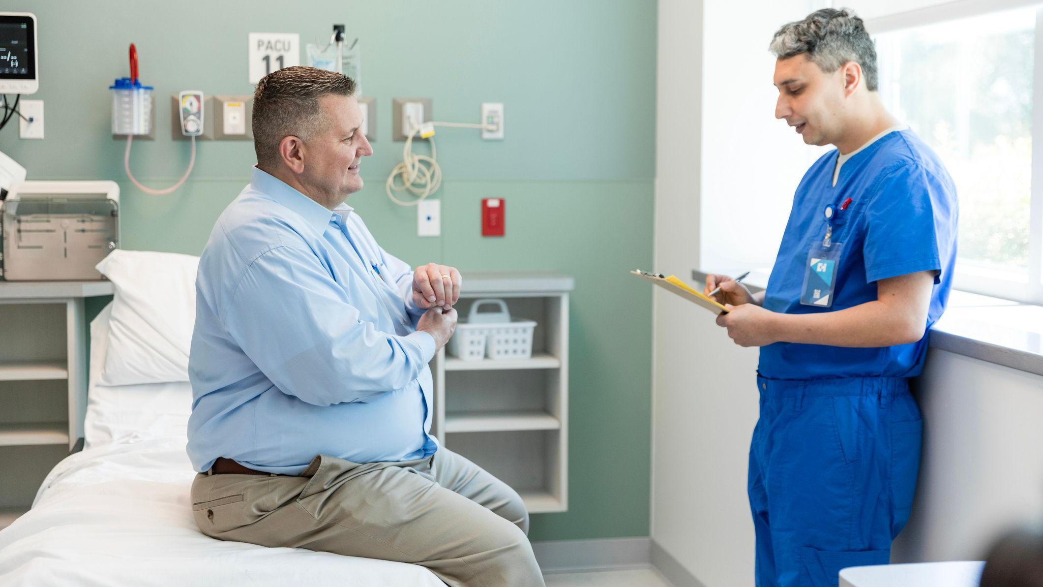 Un médico con un paciente de obesidad