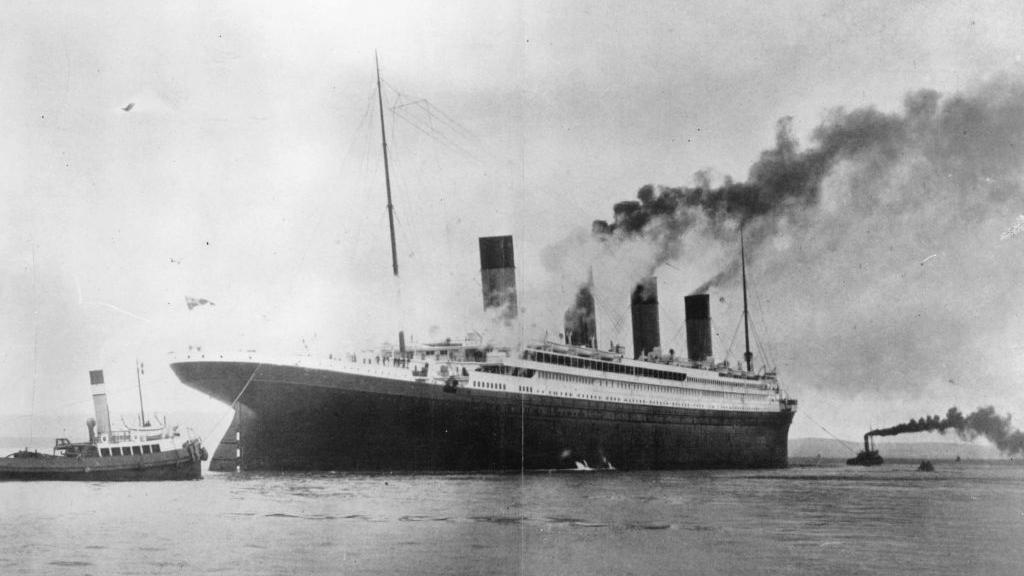 Fotografía en blanco y negro del Titanic.