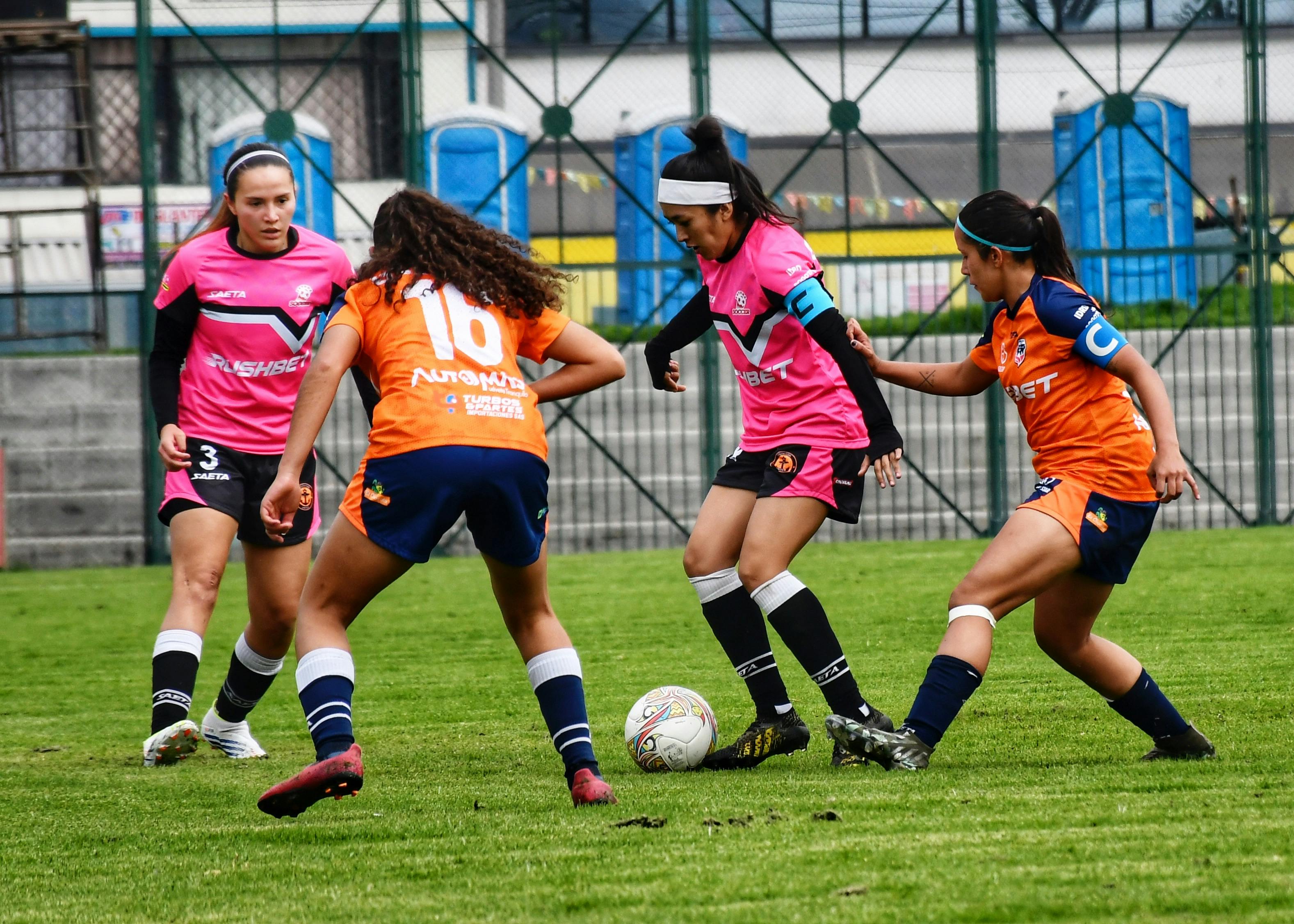 Equipo fútbol femenino jugando