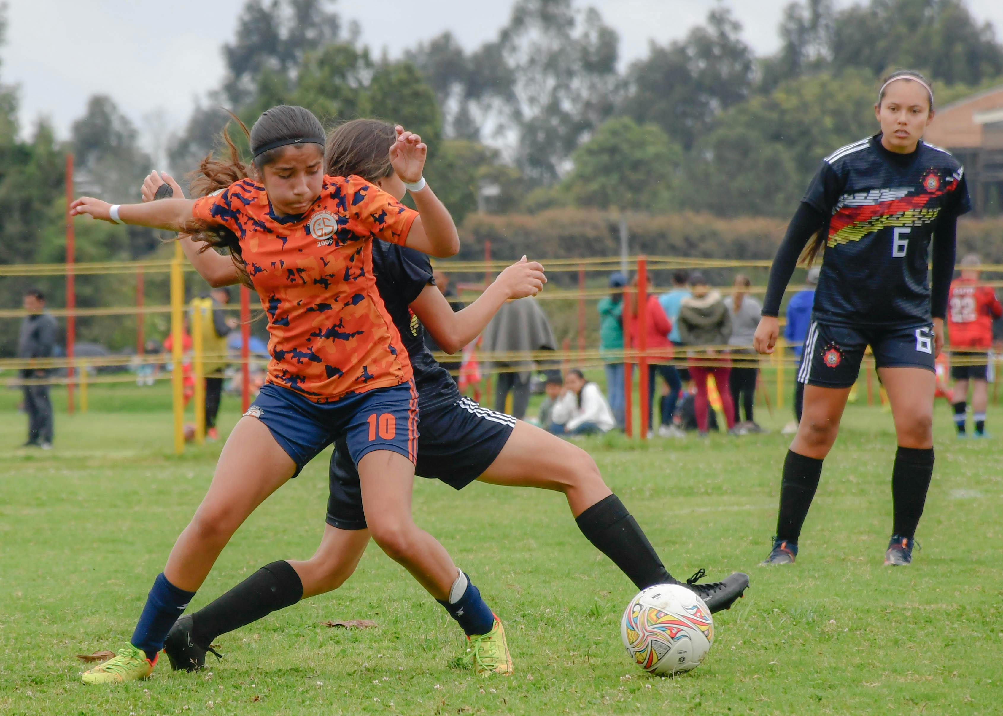 Equipo de fútbol femenino jugando