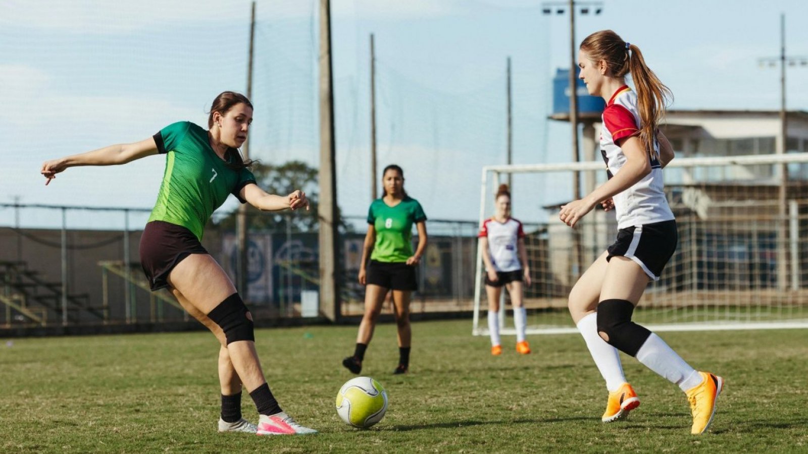 Equipo femenino de fútbol jugando