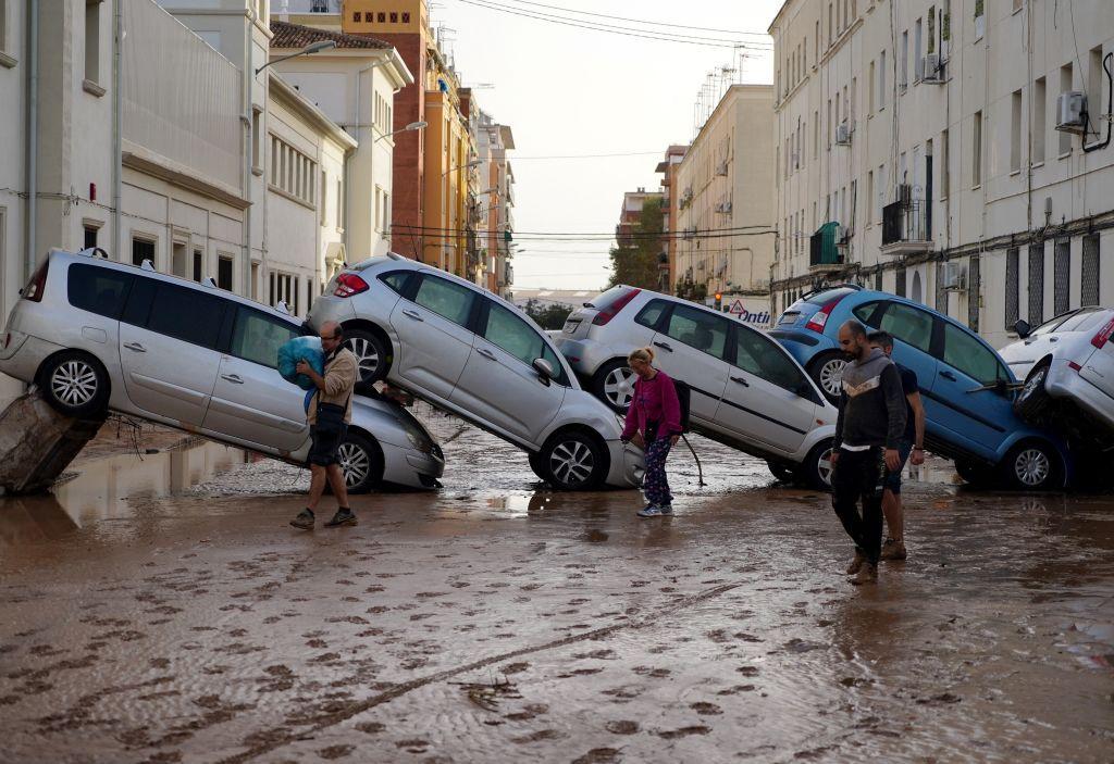 Una fila de coches apiñados después del paso de los torrentes de agua causados por la DANA. 