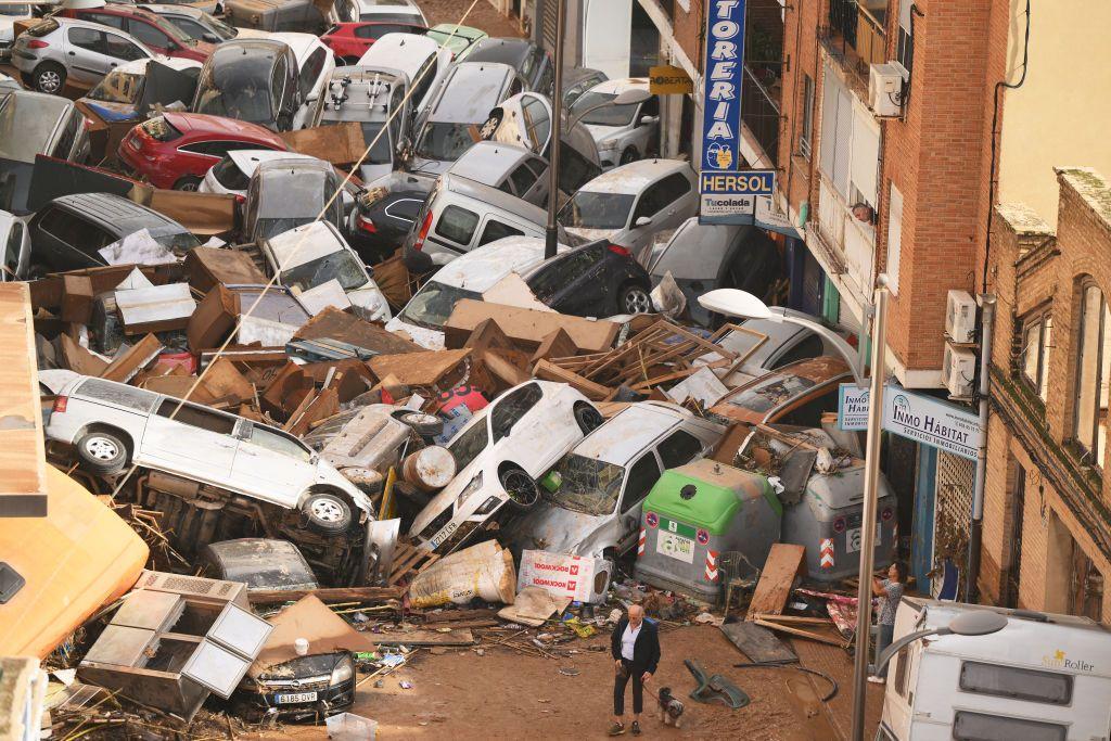 Una calle llena con los autos arrastrados por el agua