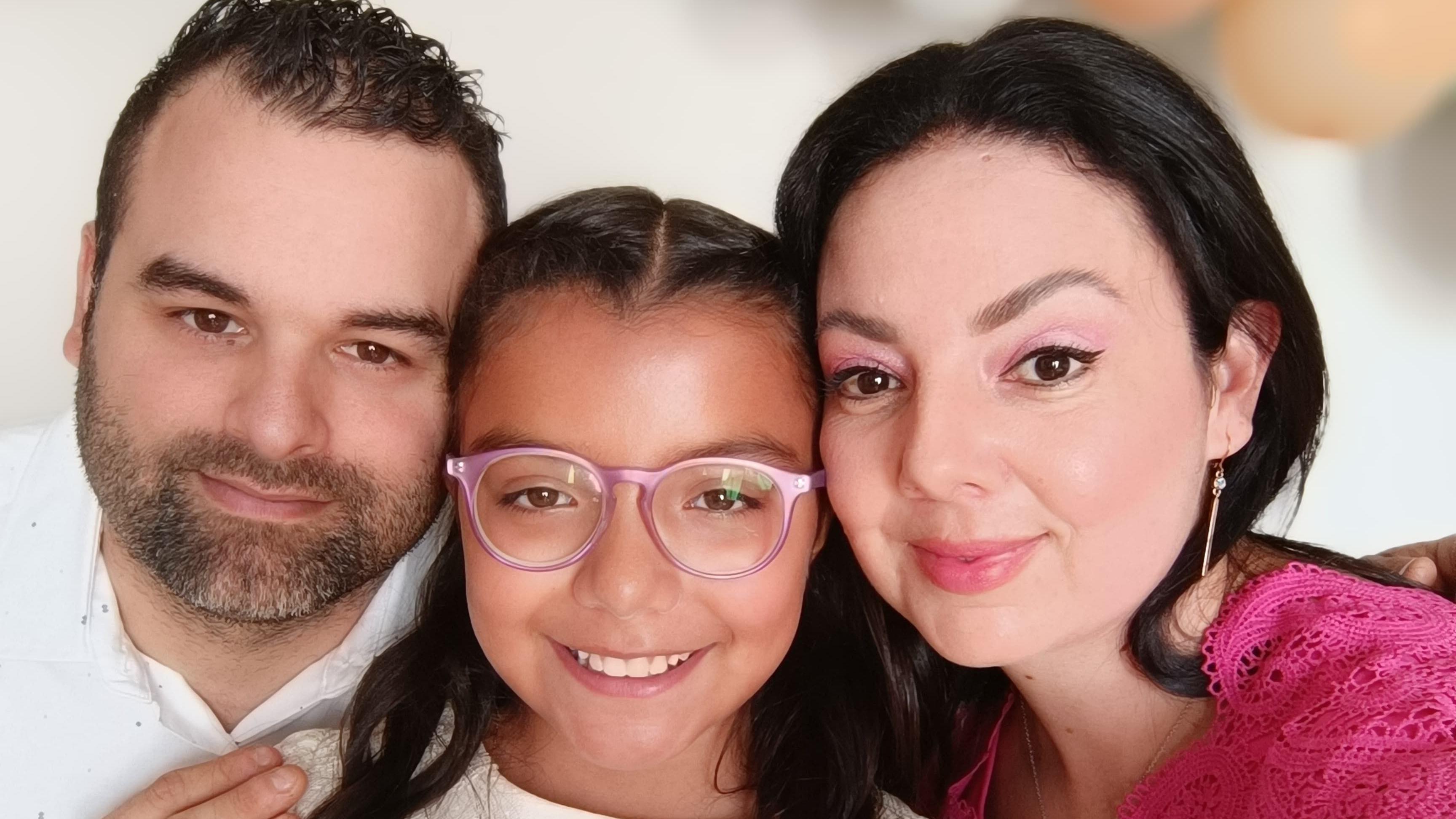 Victoria, su esposo y su hija de 9 años