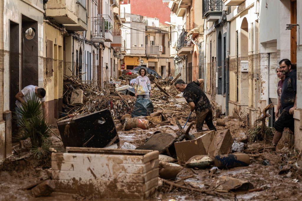 vecinos tratan de desbloquear sus calles.