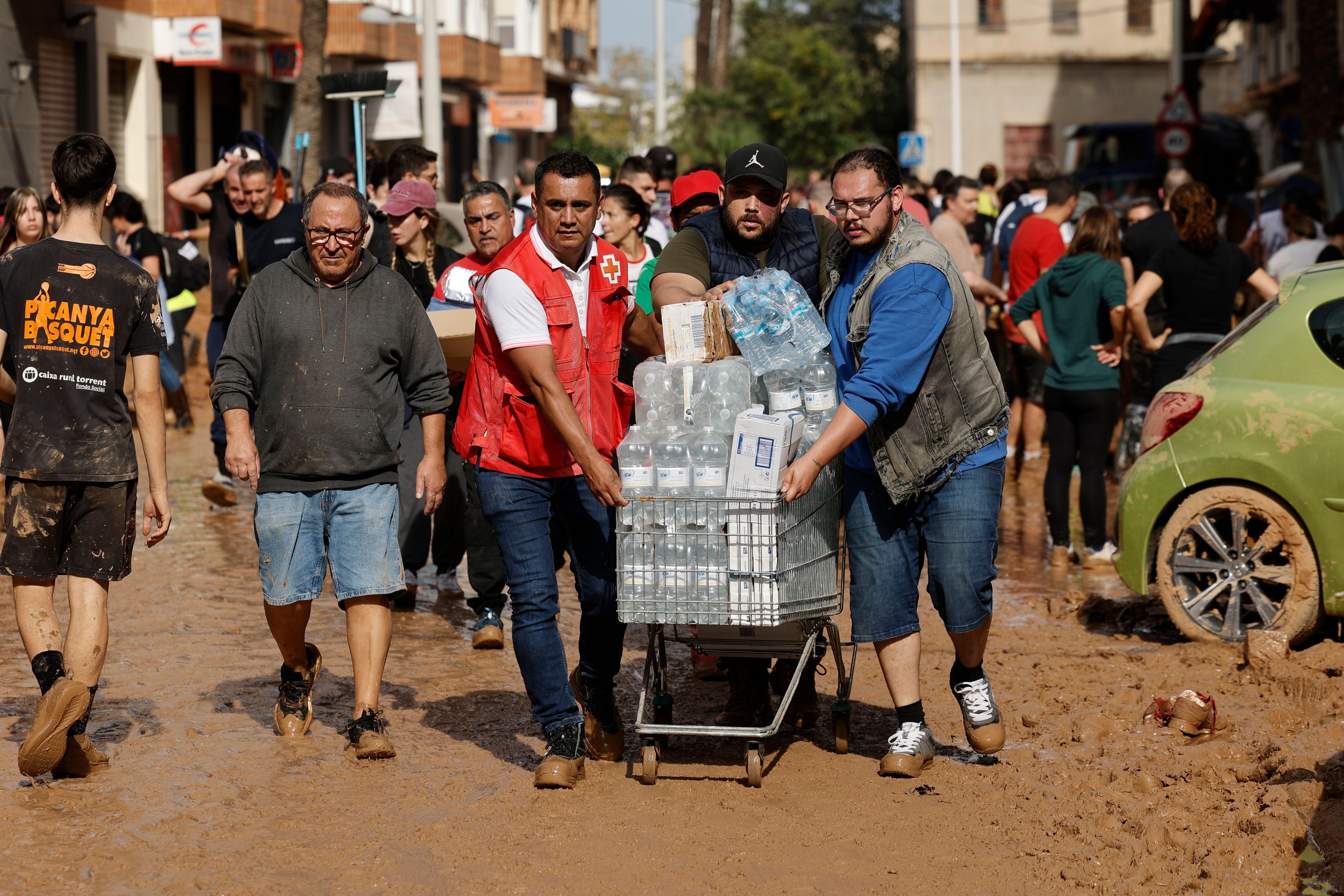 voluntarios llevan agua a los municipios golpeados por la dana cercanos a la ciudad de valencia 