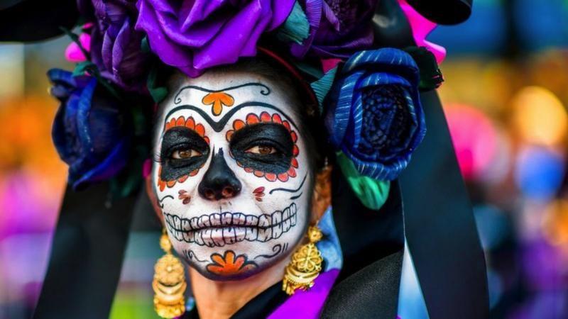 Mujer con maquillaje de catrina