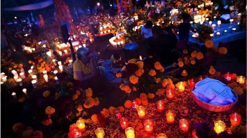 Las luces, colores, música y comida favorita de los fallecidos inundan cada año los cementerios de México.