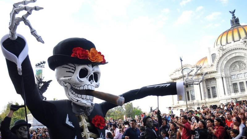 Aunque el Día de Muertos en México se concentra actualmente en el 1 y 2 de noviembre, las celebraciones tradicionales se prolongaban por dos meses.