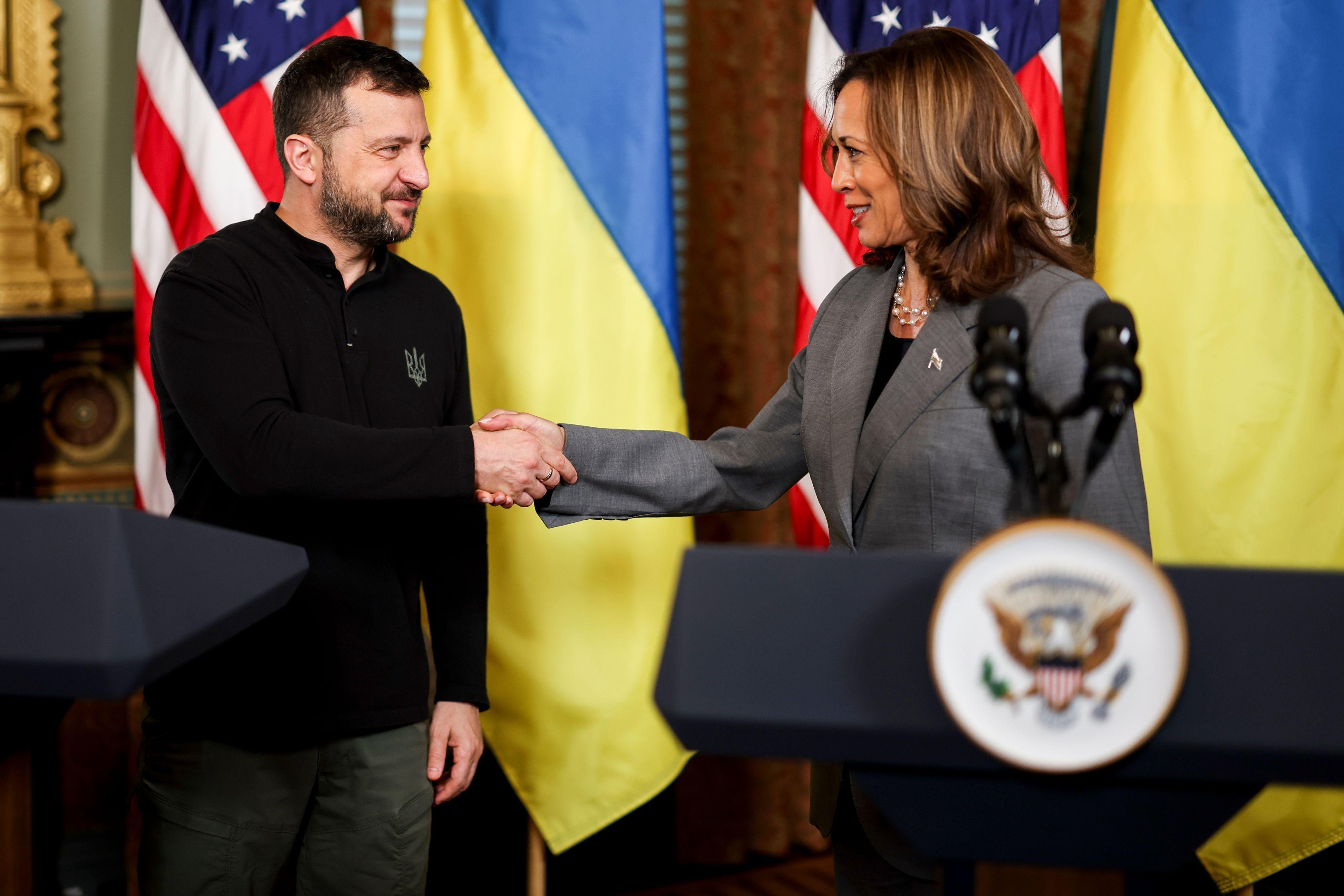 Volodymyr Zelensky y Kamala Harris se dan la mano  