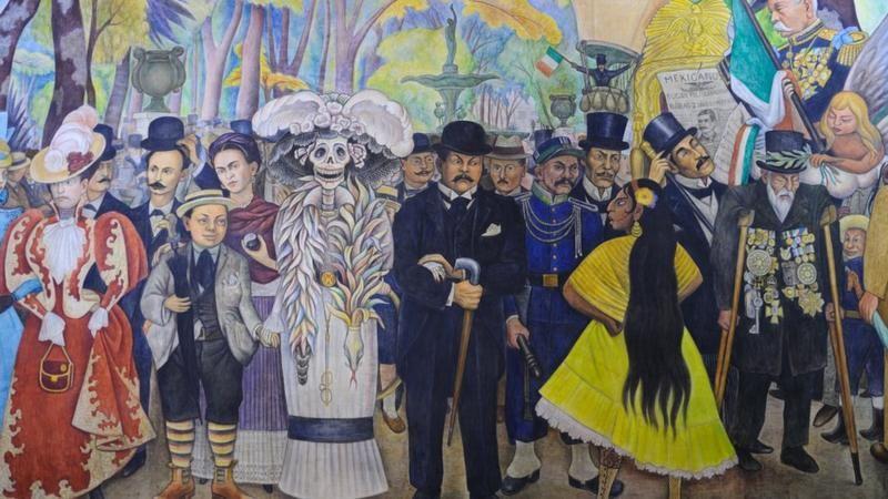 Aunque la Catrina fue mundialmente popularizada por Diego Rivera, el origen de este personaje es la Calavera Garbancera, una figura creada por el caricaturista José Guadalupe Posada.