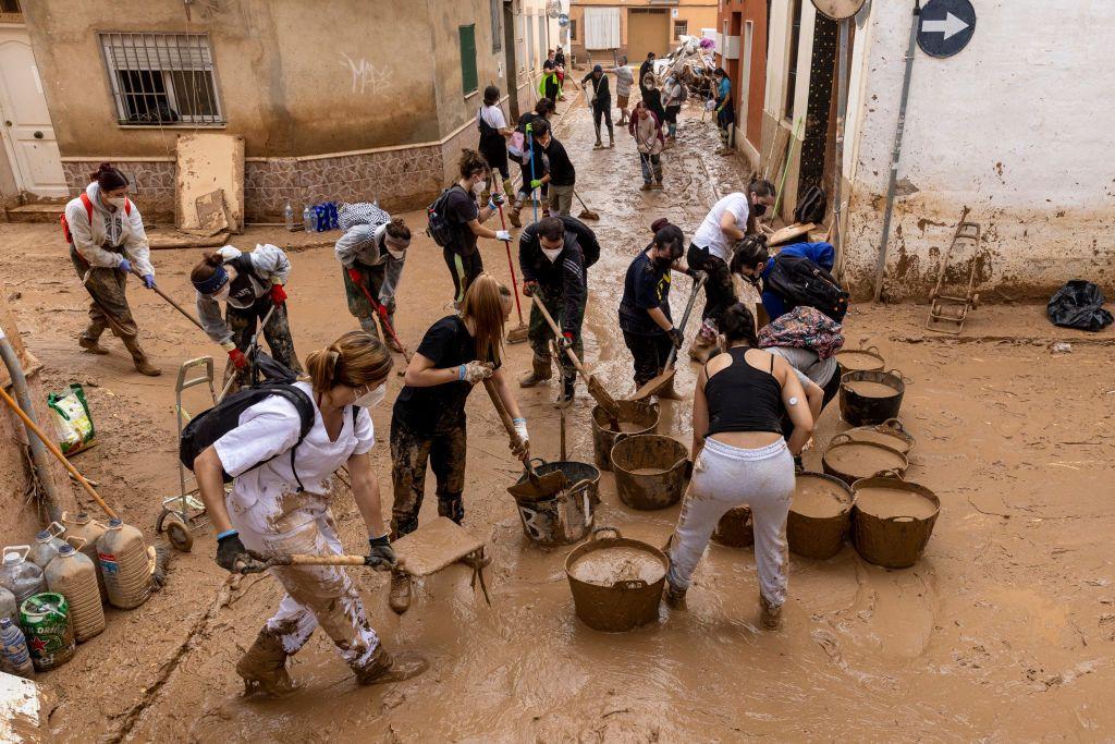 Personas quitando barro