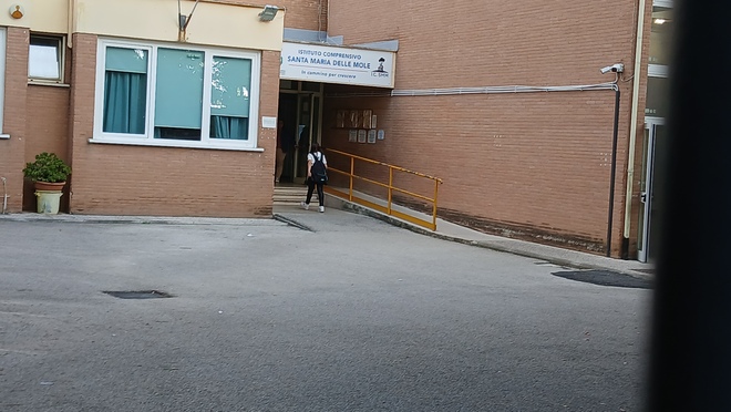 Entrada colegio donde niña italiana apuñaló a su compañero