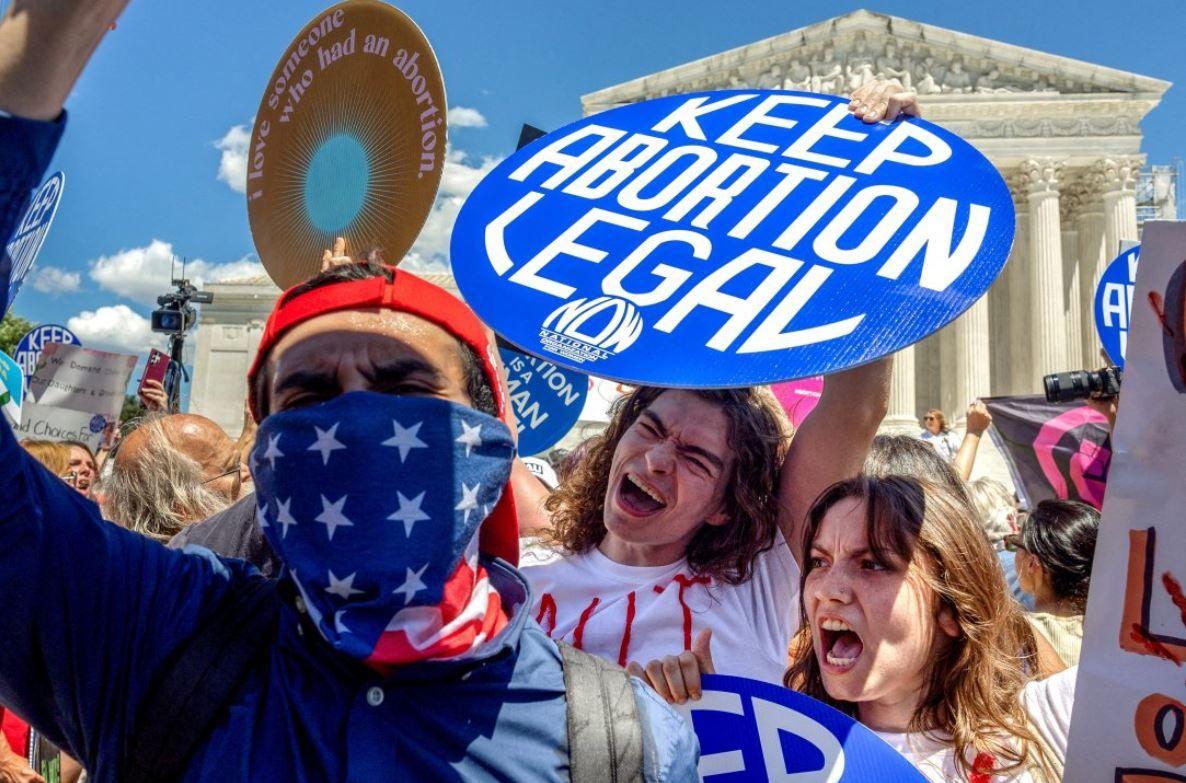 Manifestantes protestan frente a la Corte Suprema de Estados Unidos, en Washington, Estados Unidos, el 24 de junio de 2024, dos años después de la revocación de la histórica sentencia que protegió el derecho al aborto en el país durante cinco décadas.
