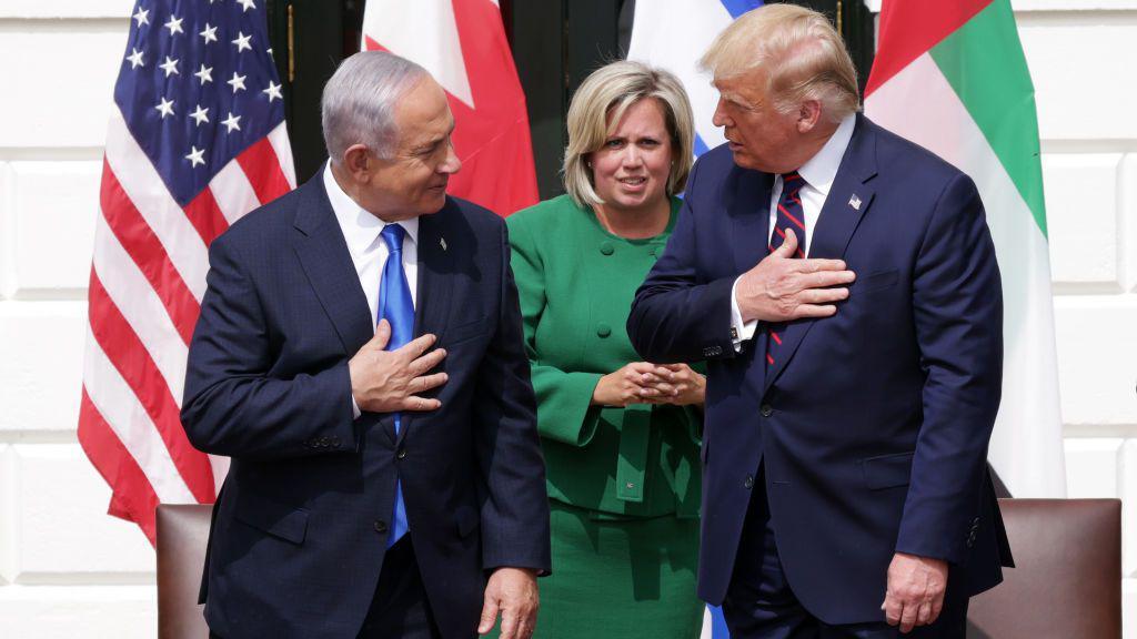 El primer ministro israelí, Benjamin Netanyahu (izquierda), y el presidente estadounidense, Donald Trump, participan en la ceremonia de firma de los Acuerdos de Abraham entre Israel y los Emiratos Árabes Unidos, e Israel y Bahréin, en el jardín sur de la Casa Blanca el 15 de septiembre en Washington.