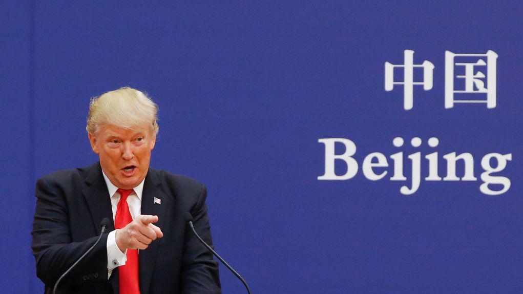 El expresidente estadounidense Donald Trump señala con el dedo en una conferencia de prensa durante su visita a Beijing en 2017.