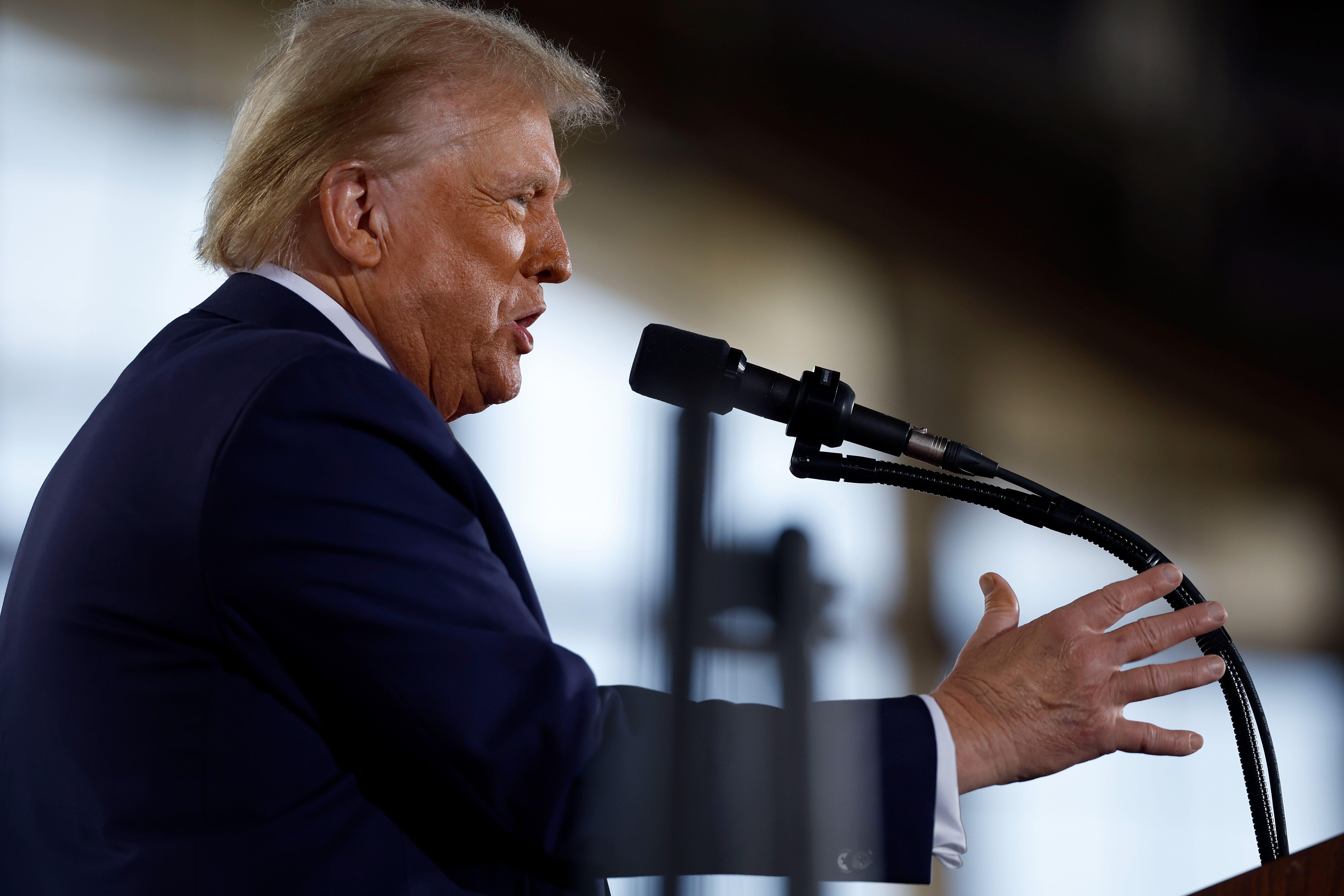 Trump habla frente a un micrófono