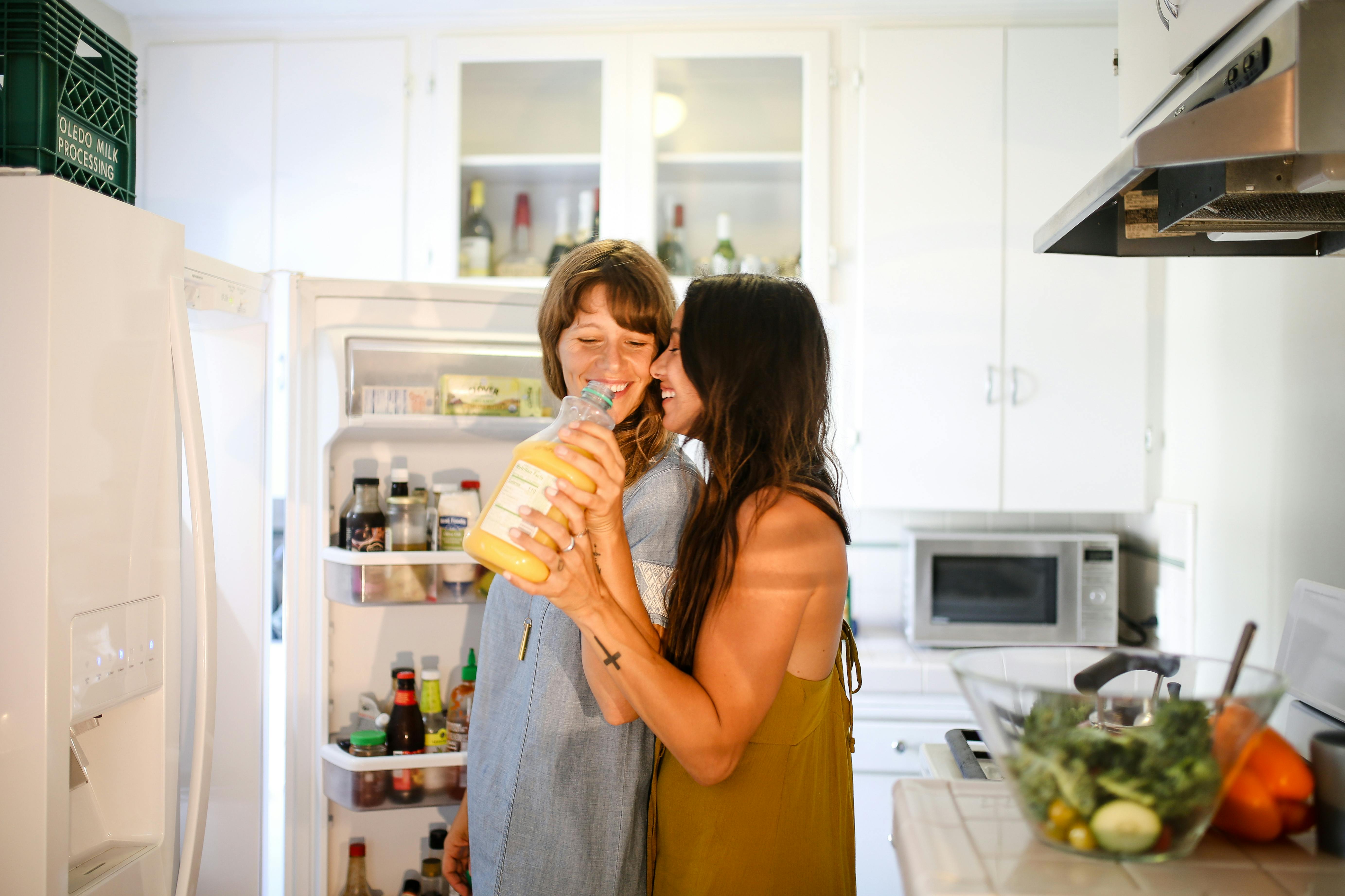 Mujeres y refrigerador