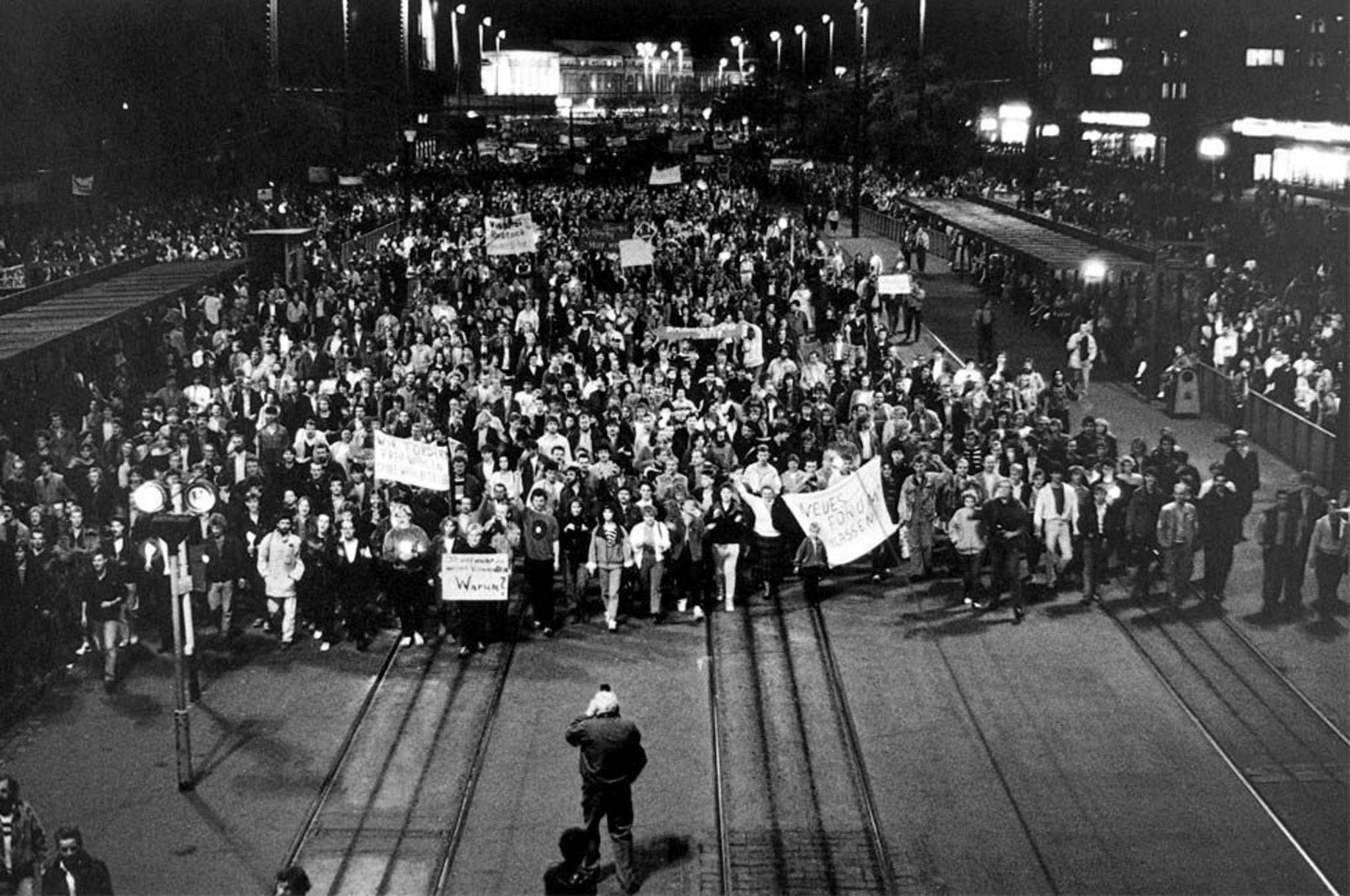 Manifestación multitudinaria frente a la sede de la Stasi en Leipzig, 9 de octubre de 1989