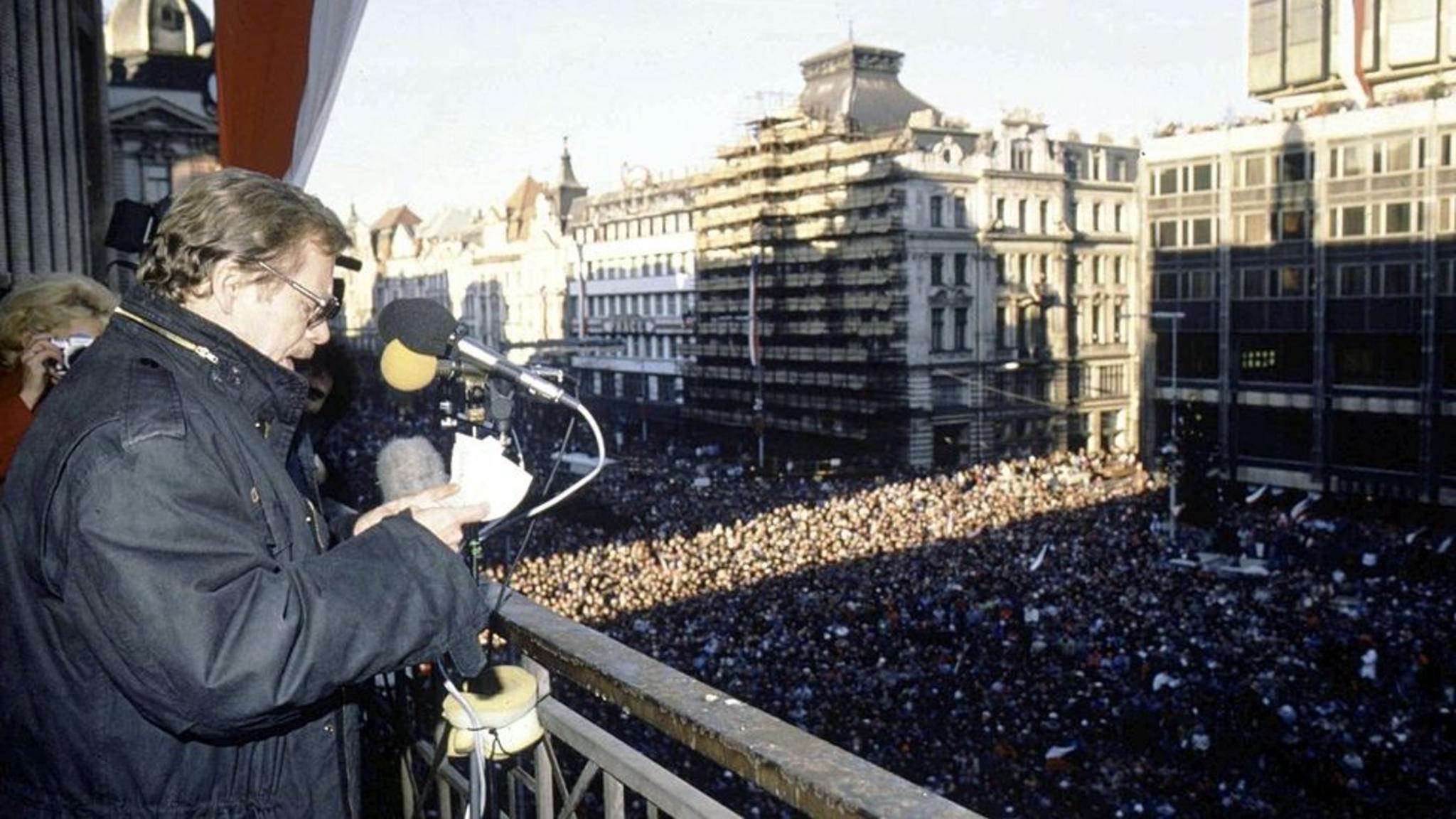 Vaclav Havel se dirige a una gran muchedumbre pro democracia en Praga