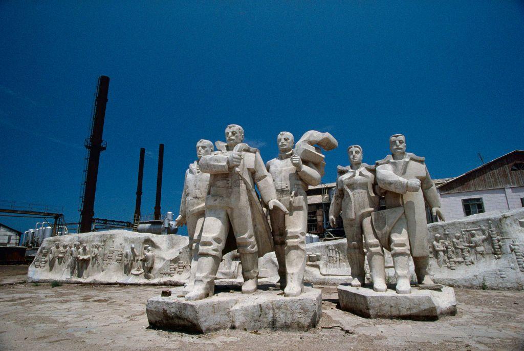 Las estatuas de la era soviética aún se mantienen en pie en la gigantesca ciudad flotante de Neft Dashlari.