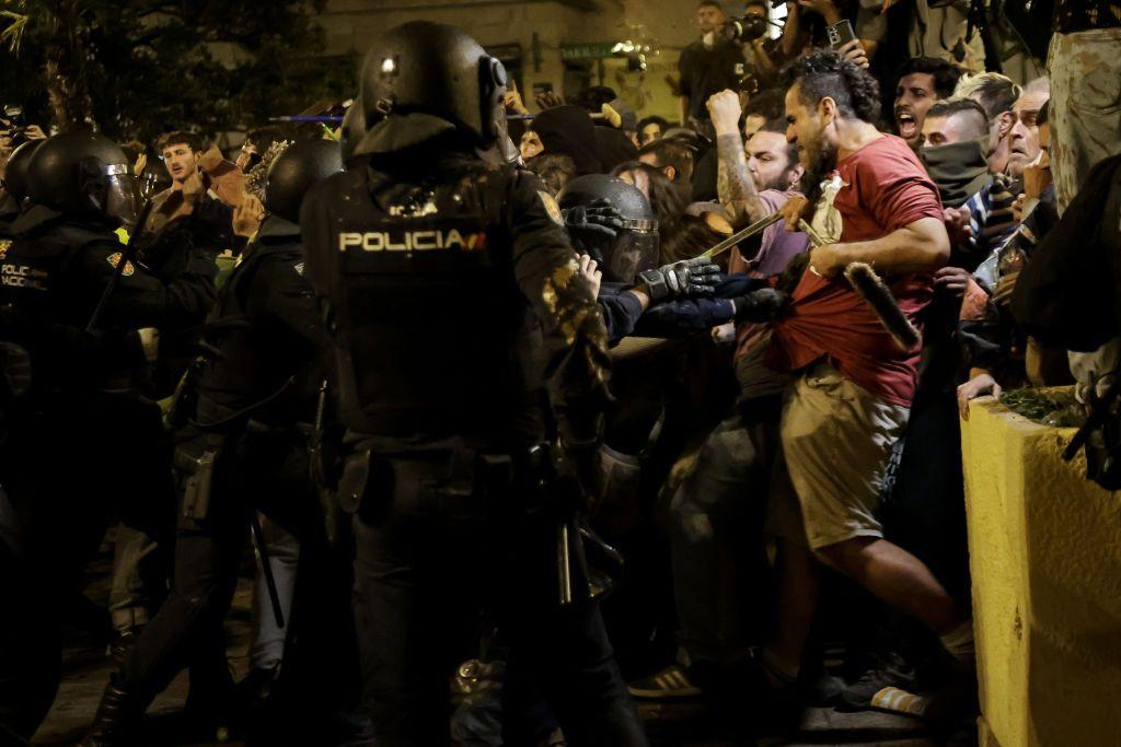 policías y manifestantes se empujan durante una protesta en valencia 