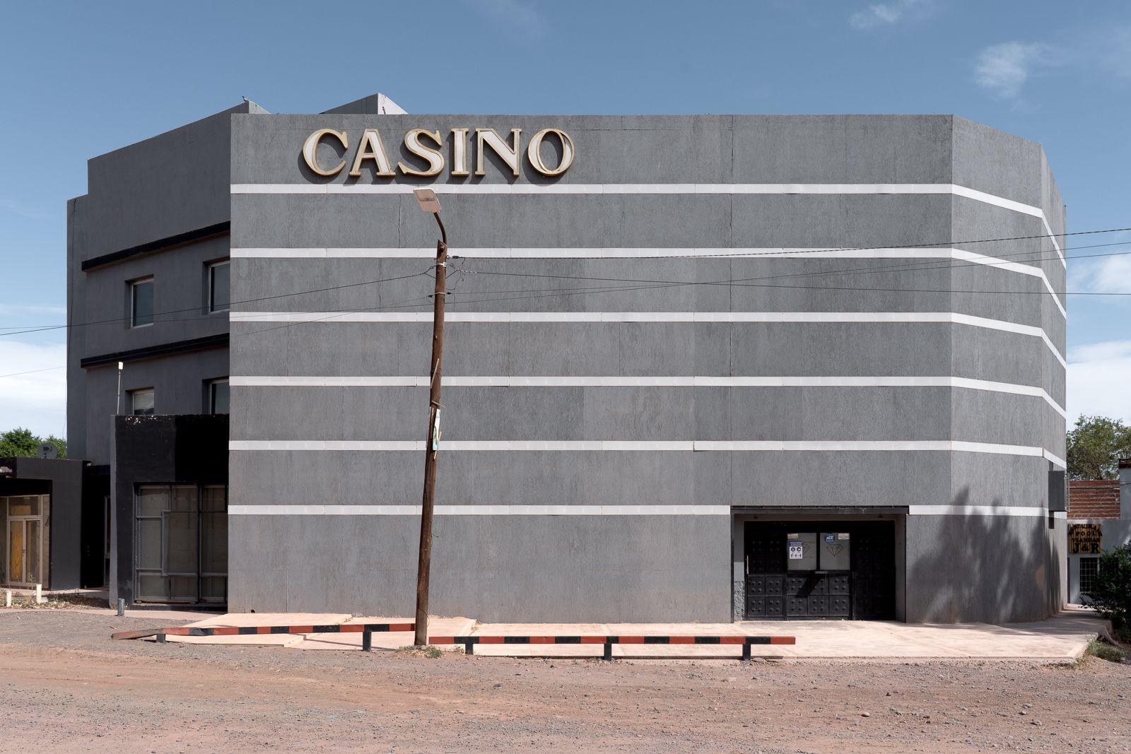 La fachada de un edificio sin ventanas que dice "Casino"