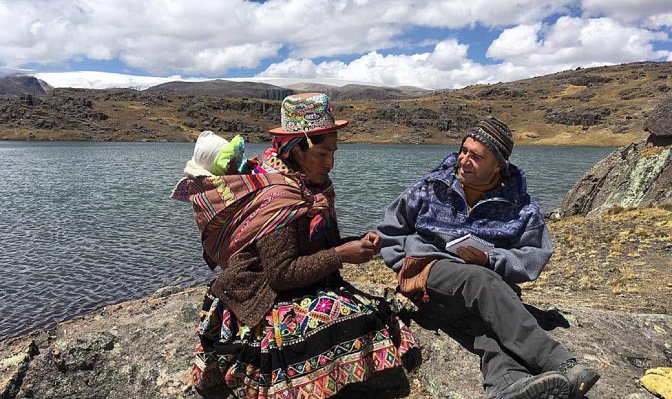 Díaz de Cerio junto a Luz Marina frente al glaciar Quelccaya