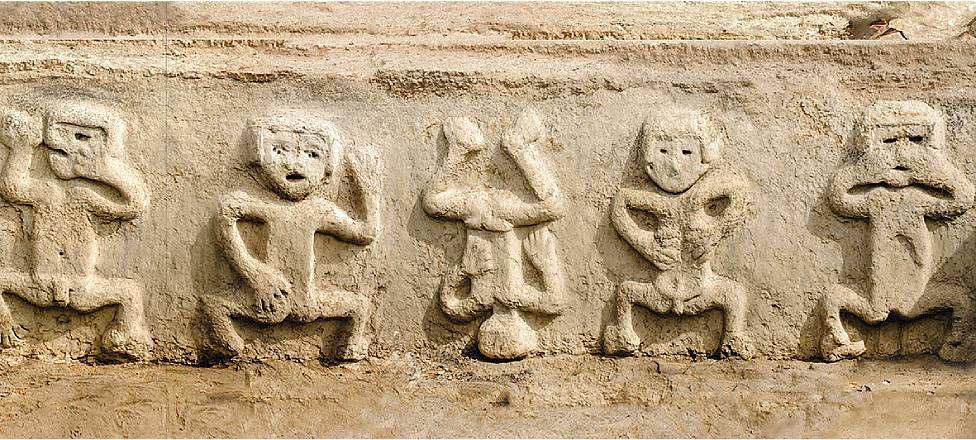 Muro que muestra a personas sufriendo una hambruna hace 3800 años