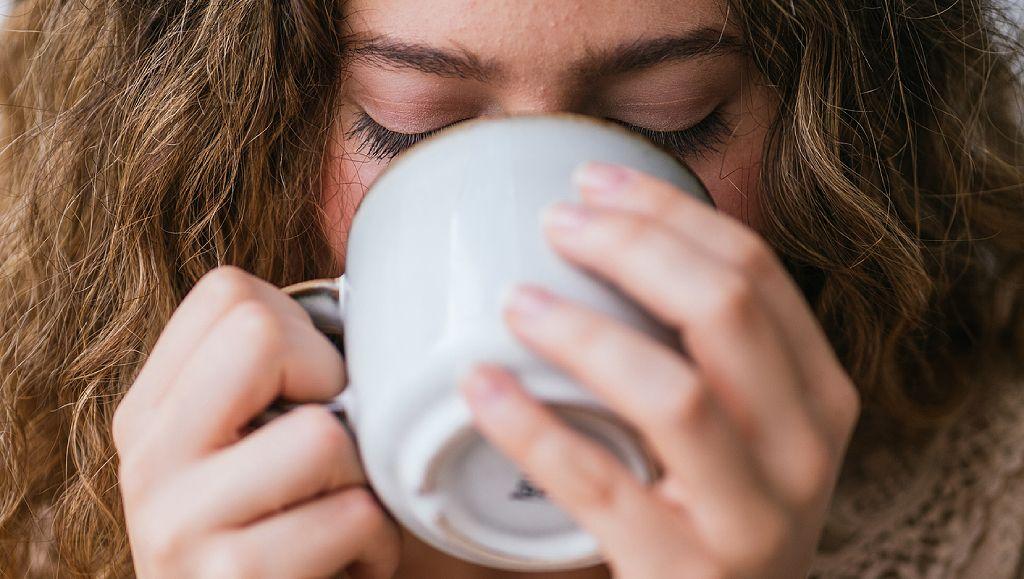 Mujer tomando bebida caliente