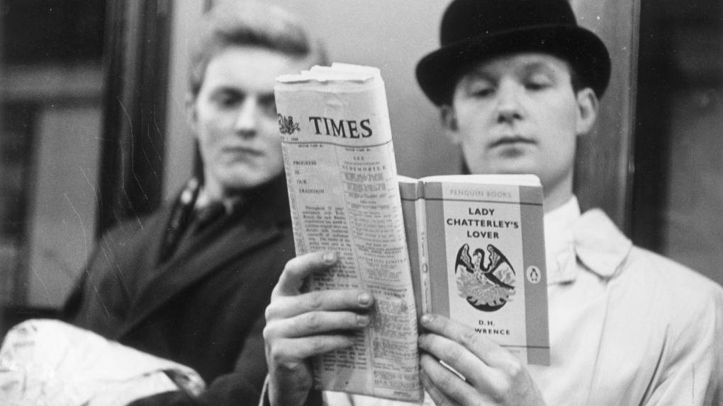 Dos hombres leyendo la novela "El amante de Lady Chatterley" en el metro de Londres, en la década de 1960.