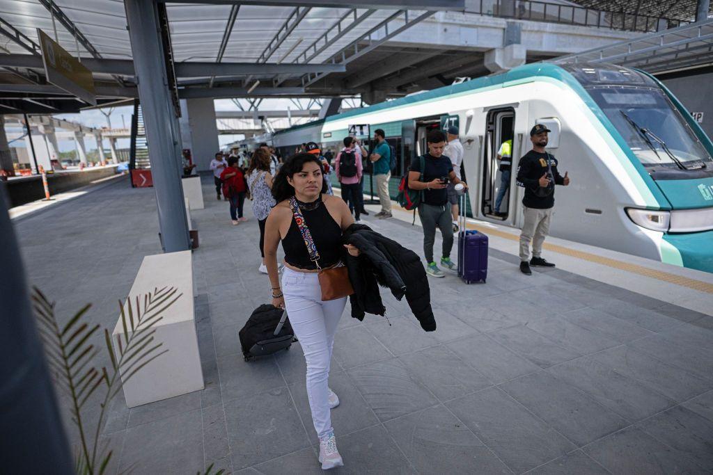 Pasajeros en una estación del Tren Maya