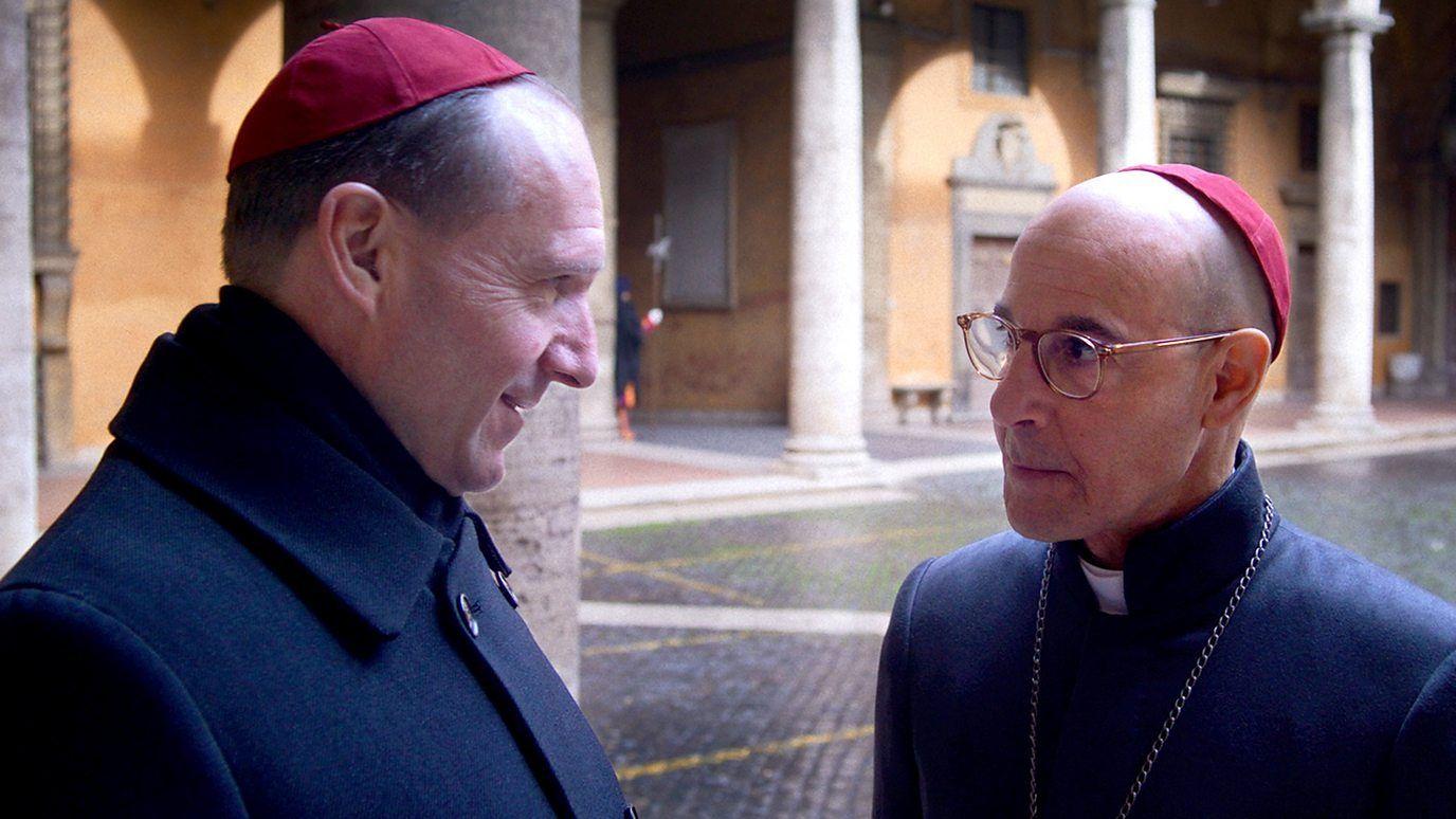 Ralph Fiennes y Stanley Tucci en una escena de "Cónclave". 