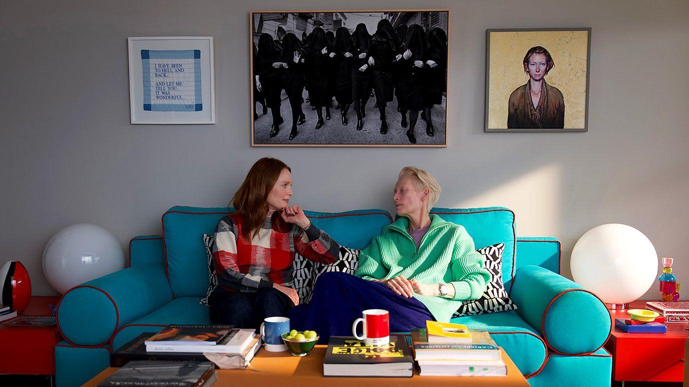 Tilda Swinton y Julianne Moore en una escena de "La habitación de al lado"