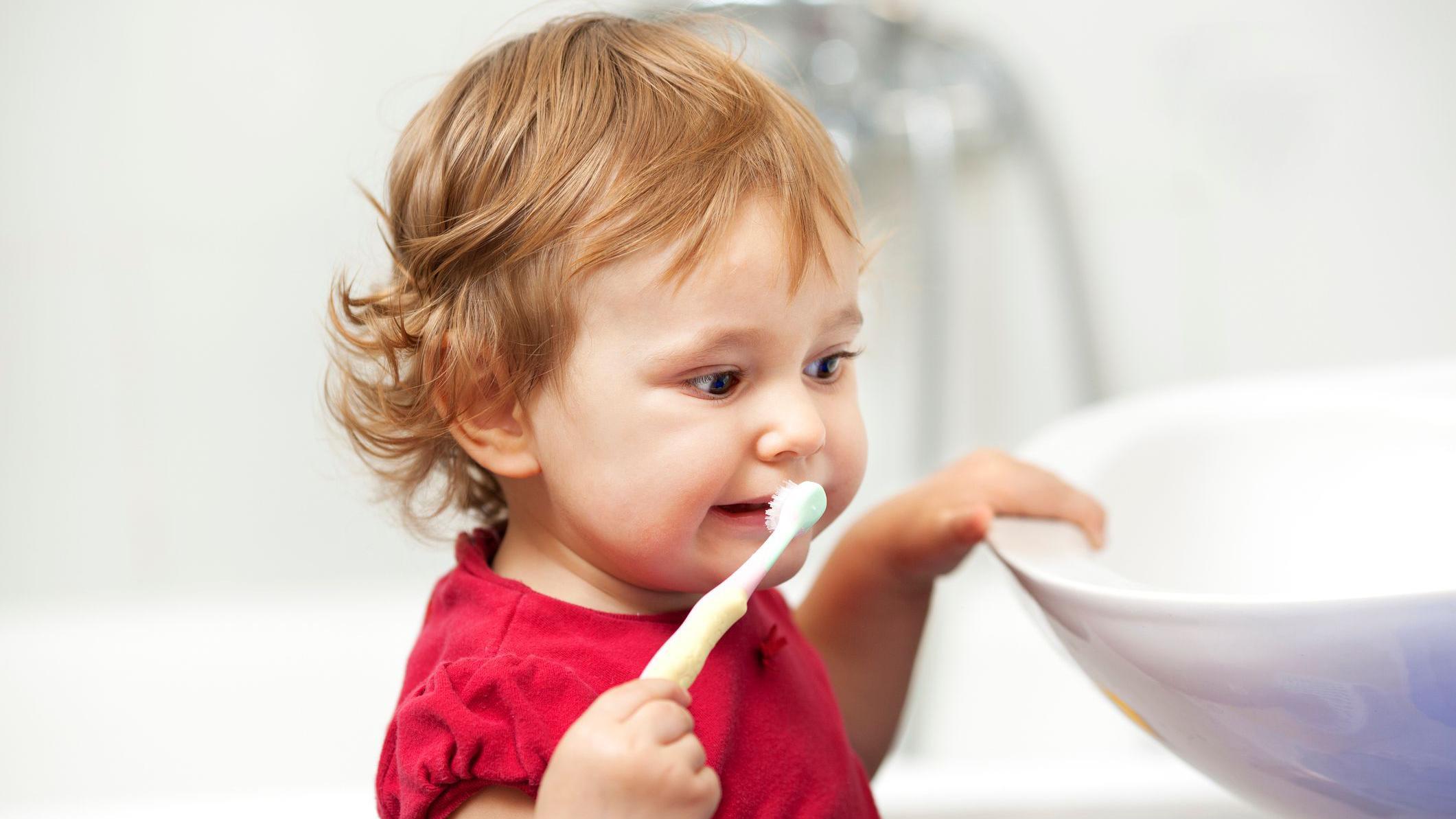 Niña lavándose los dientes