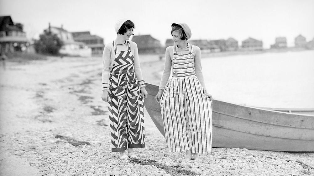 Mujeres en la playa en los años 20