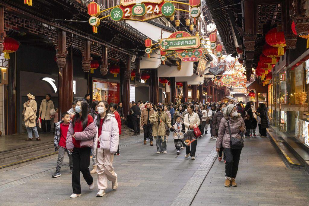 Visitantes en el Jardín Yuyuan de Shanghai, China, el domingo 11 de febrero de 2024. Poco más de un año después de que China pusiera fin a su política de Covid-Cero.