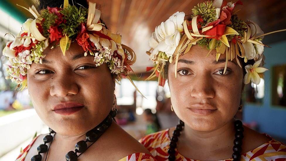 Dos mujeres jóvenes con atuendos tradicionales