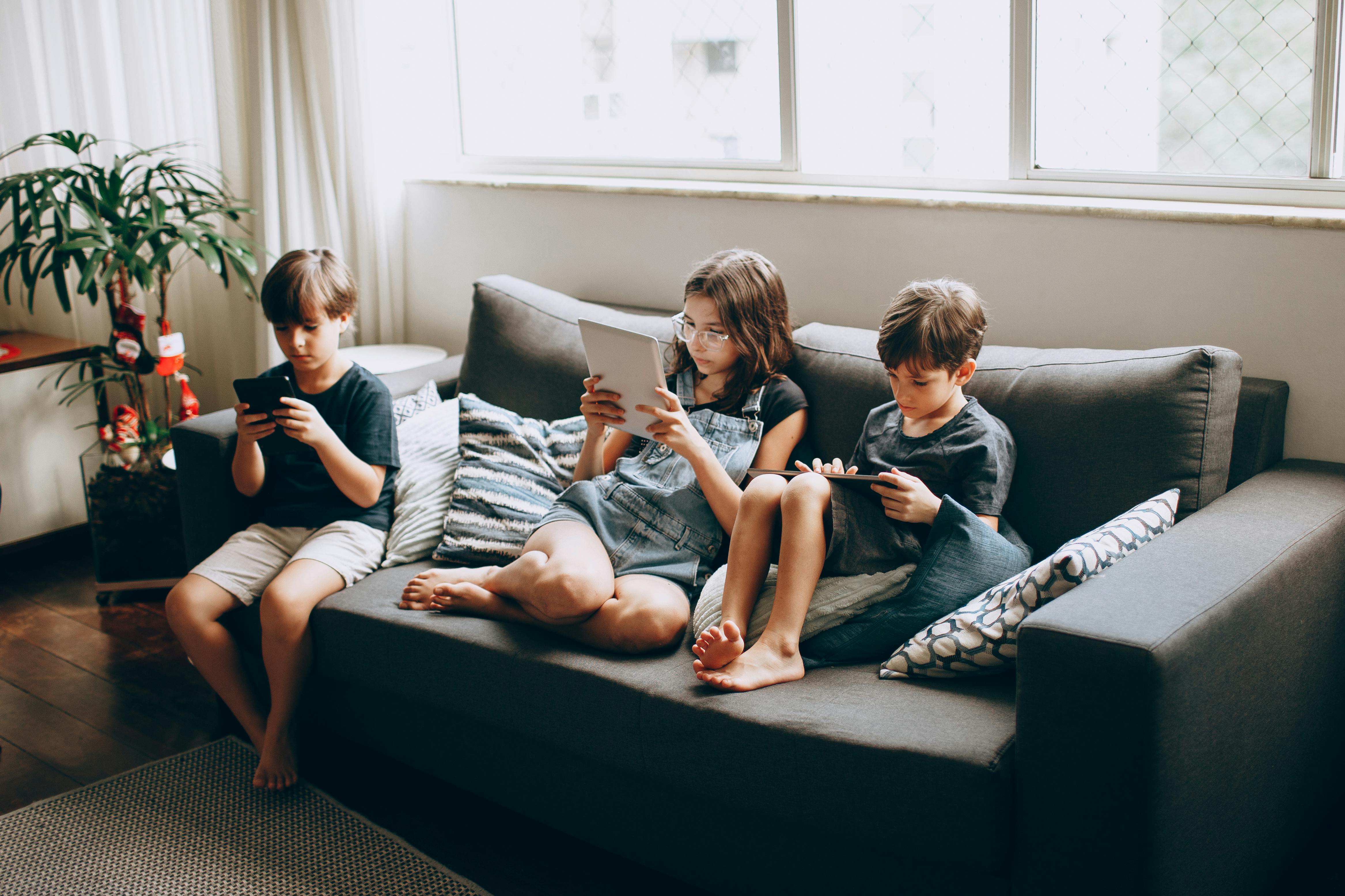 Niños viendo el teléfono