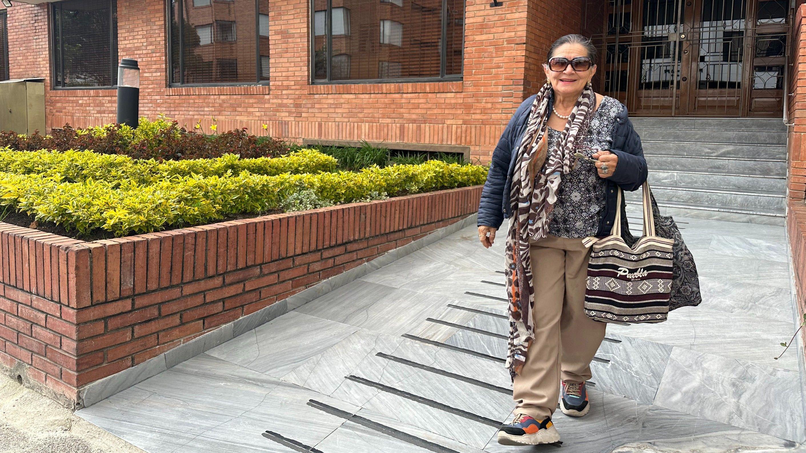 Marta Munar, frente a la portería de su edificio de estrato seis en el norte de Bogotá.