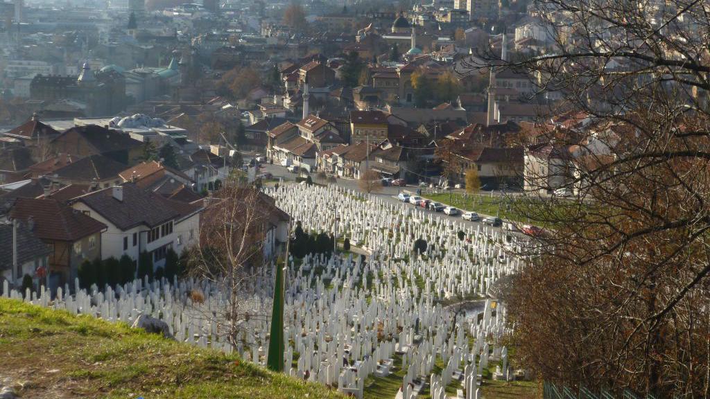 Lápidas blancas en una colina de Sarajevo