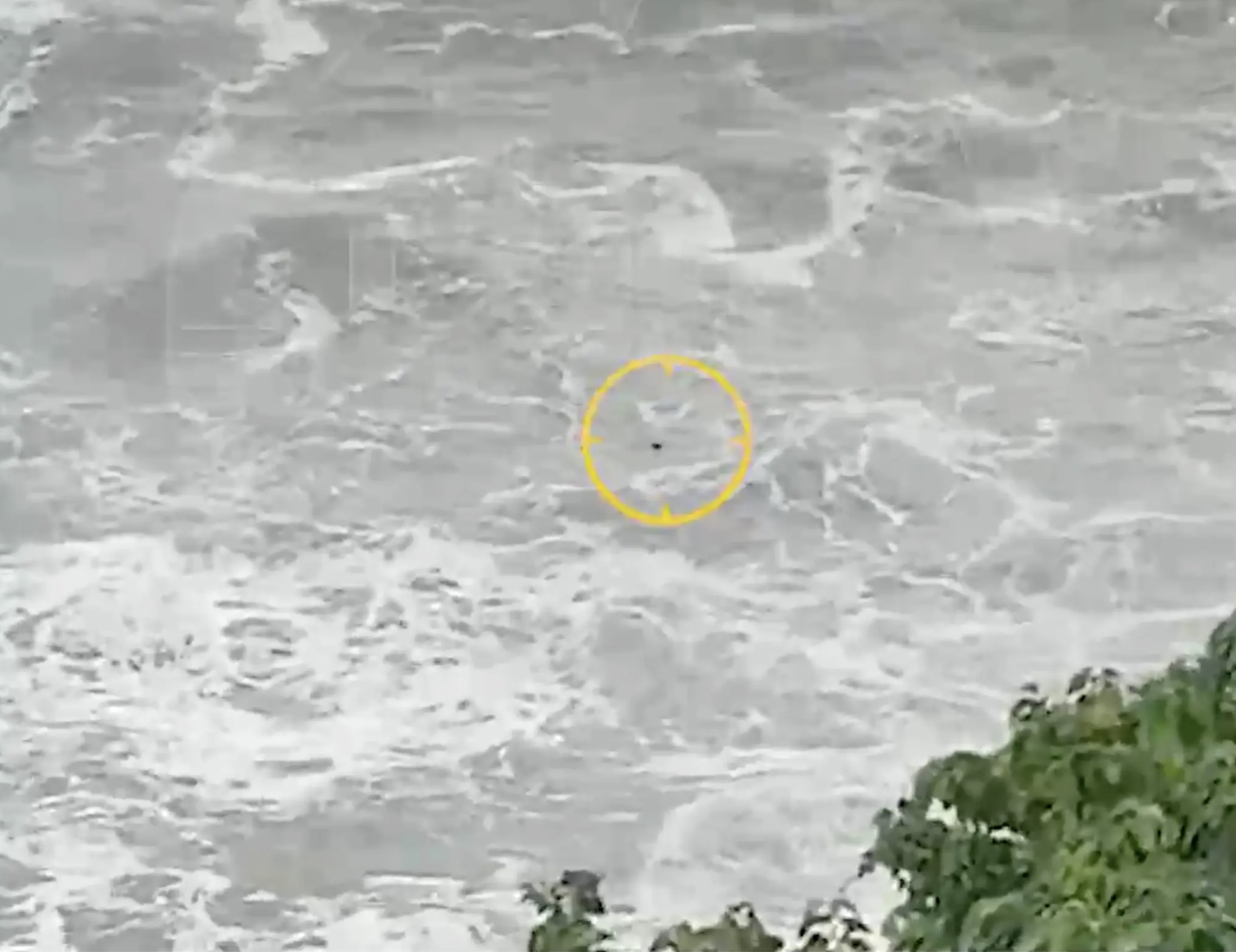 Mujer siendo arrastrada por el mar