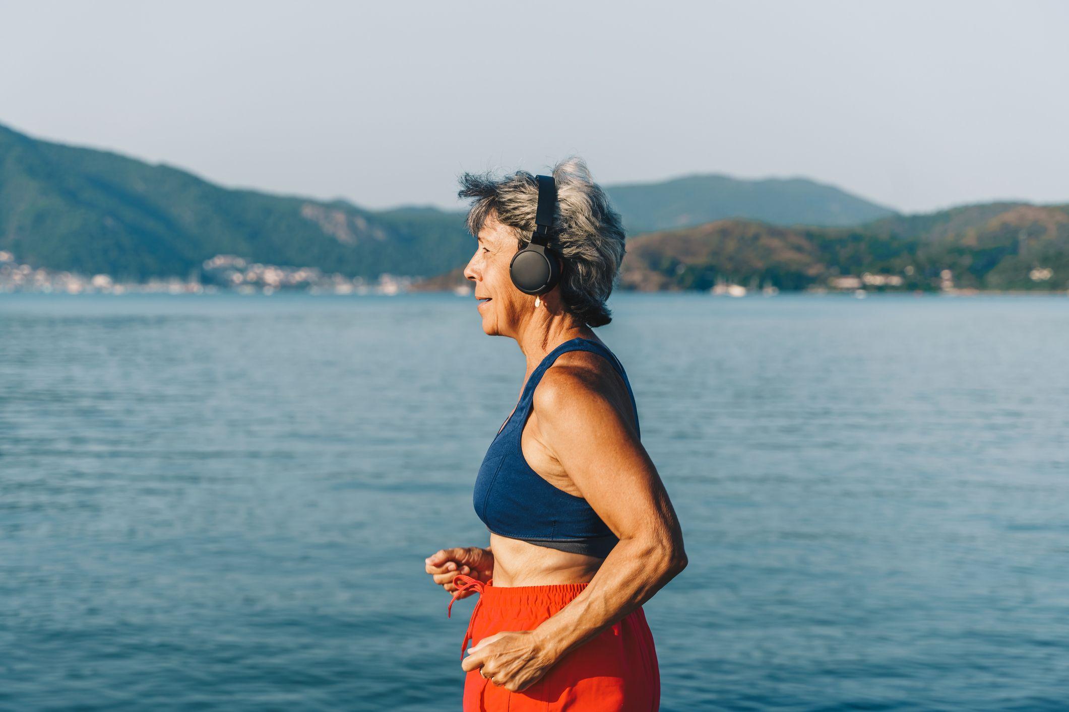 Mujer de avanzada edad haciendo deporte en la calle. 