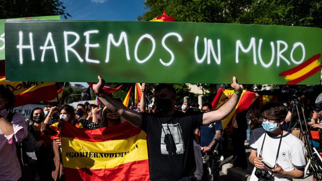 Simpatizantes del partido de extrema derecha VOX en España durante una protesta frente a la Embajada de Marruecos en Madrid, en 2021. 