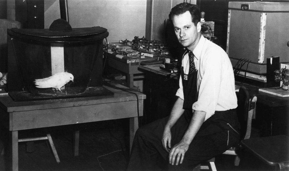 B.F. Skinner en un laboratorio con una paloma