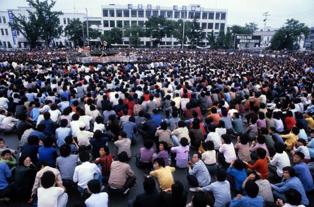 Estudiantes frente a la universidad de Gwangju