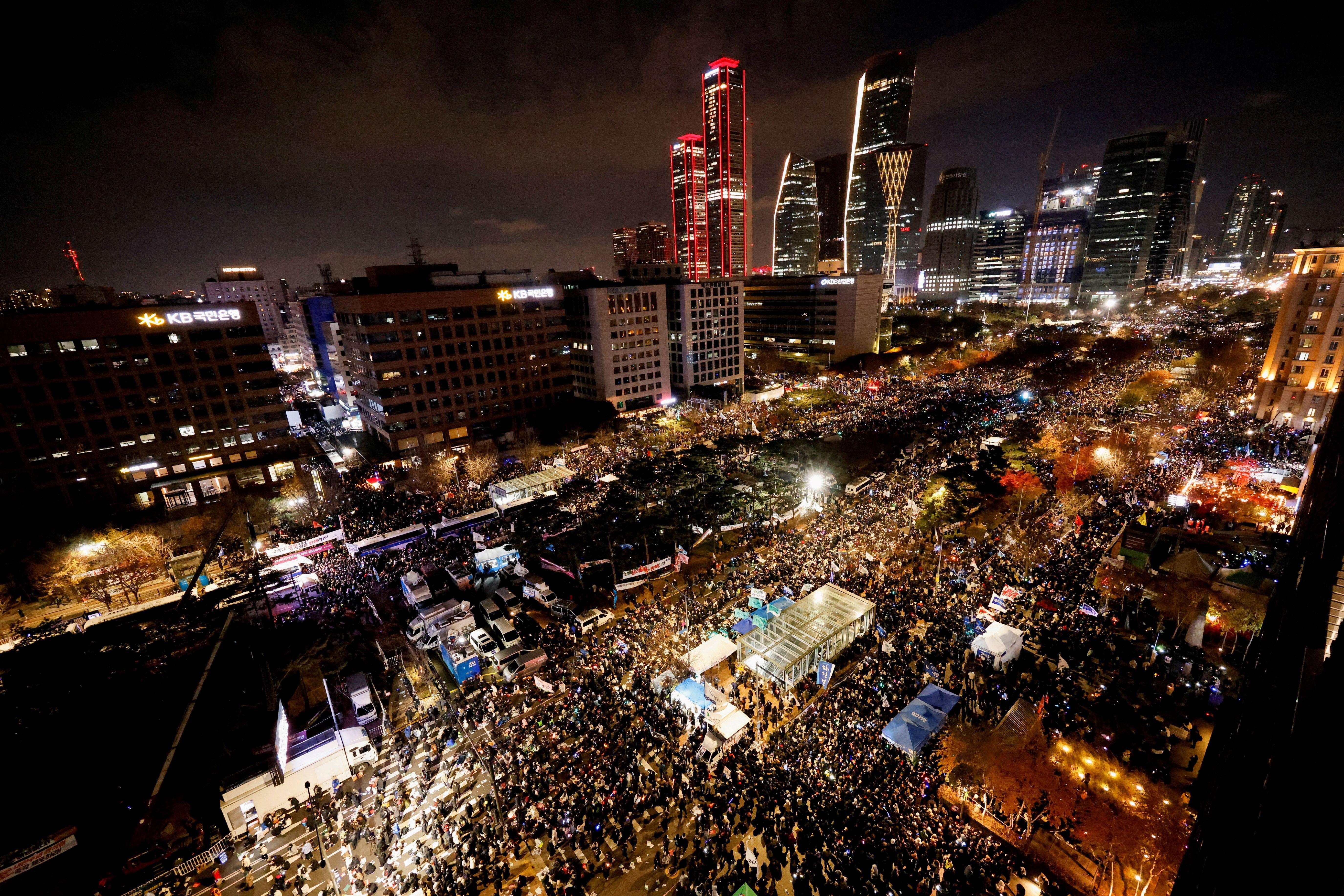 Miles de personas en una manifestación en Seúl.